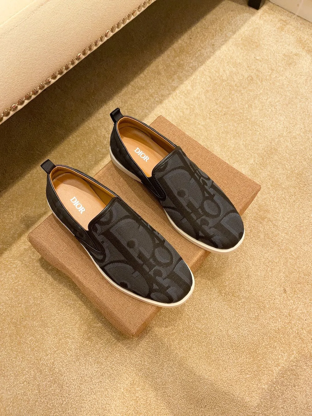 Factory price 380🔥[Dior] The latest 2024 new model is carefully crafted and set off the audience! An international brand that continues to innovate. This men's all-season casual shoe, the original version, has an all-leather upper, breathable and comfortable leather feet ➕Rubber non-slip outsole, breathable and comfortable, quality speaks for itself👄Color: two colors Size: 38-44